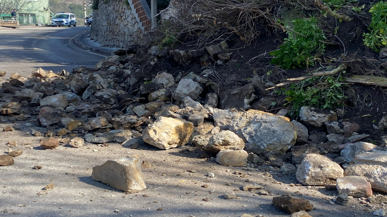 Foto - İstinat duvarı çöktü: 2 katlı bina boşaltıldı