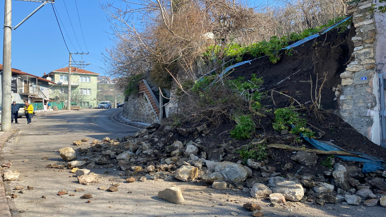 Foto - İstinat duvarı çöktü: 2 katlı bina boşaltıldı