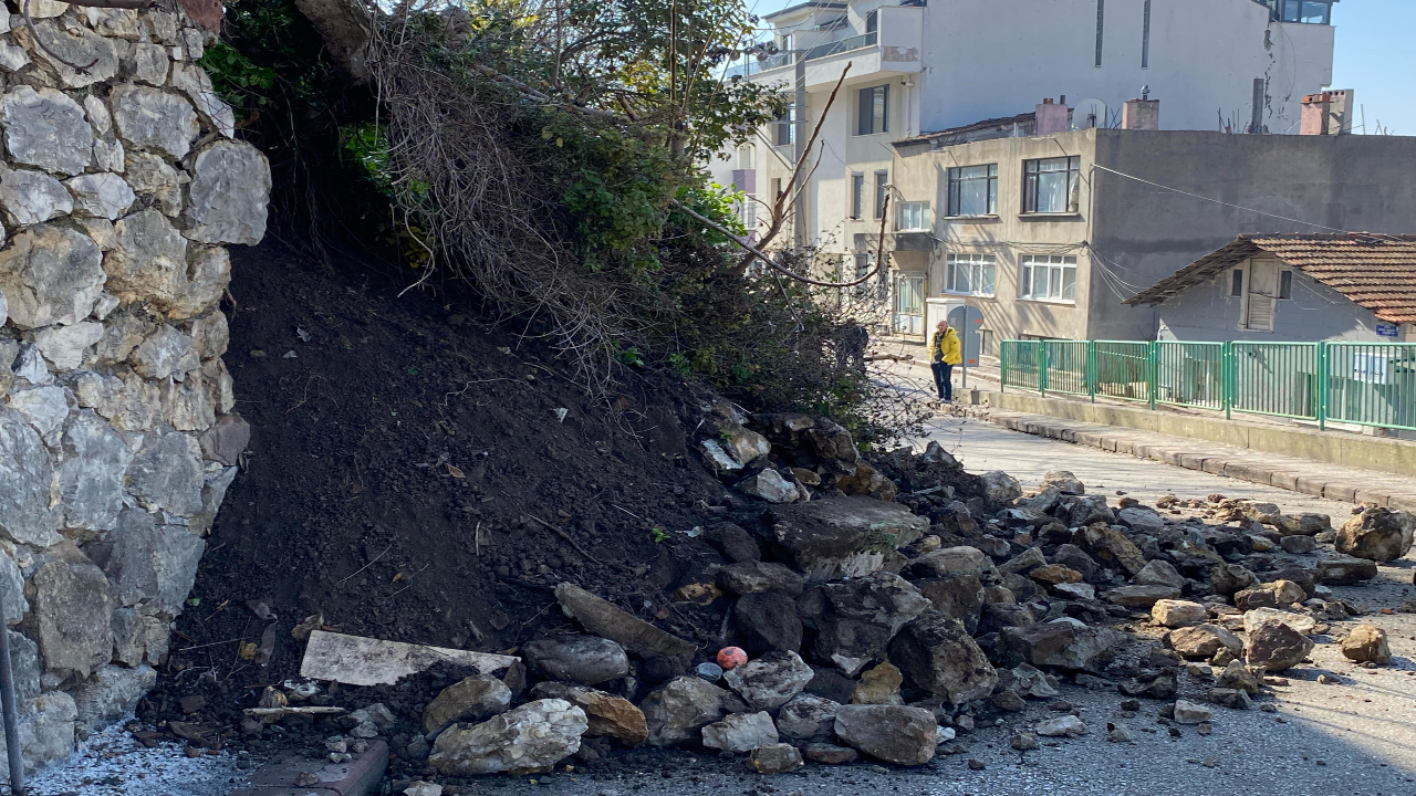 Foto - İstinat duvarı çöktü: 2 katlı bina boşaltıldı