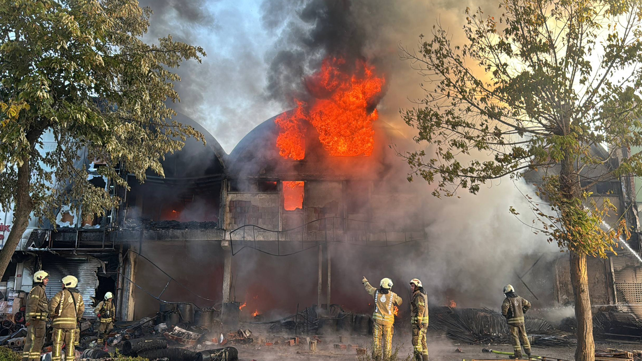 Foto - İSTOÇ Ticaret Merkezi'nde yangın! Vali Gül’den kritik açıklama