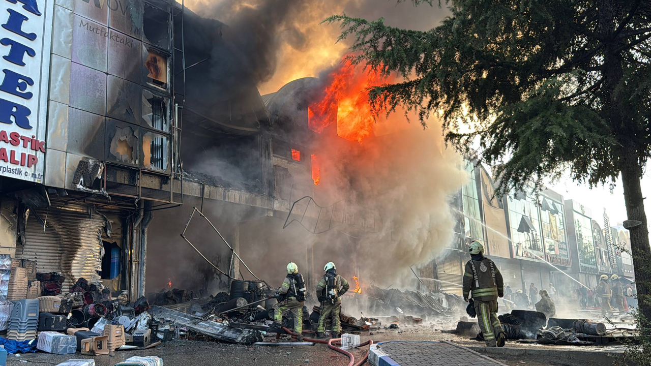 Foto - İSTOÇ Ticaret Merkezi'nde yangın! Vali Gül’den kritik açıklama