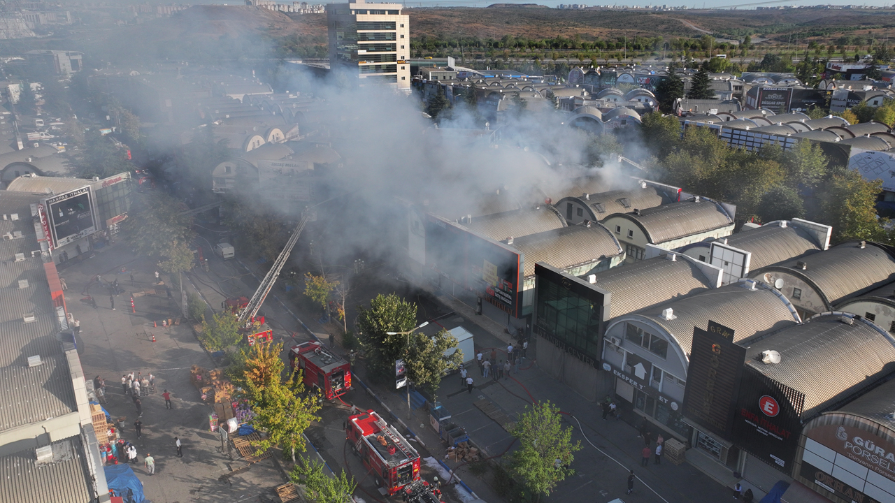 Foto - İSTOÇ Ticaret Merkezi'nde yangın! Vali Gül’den kritik açıklama