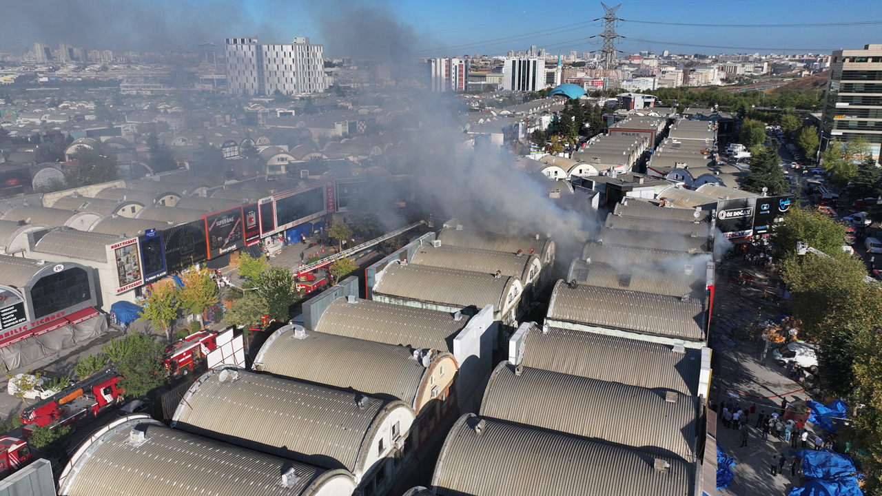 Foto - İSTOÇ Ticaret Merkezi'nde yangın! Vali Gül’den kritik açıklama