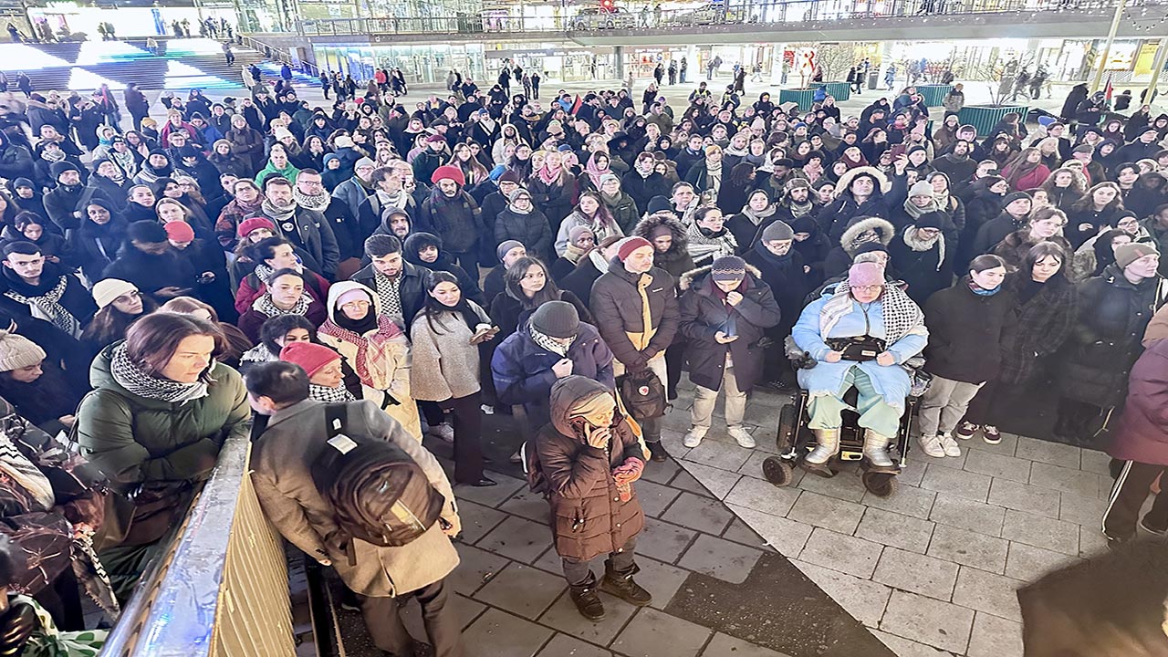 İsveç'teki okul saldırısı Stockholm'de protesto edildi! Halk sokağa çıktı