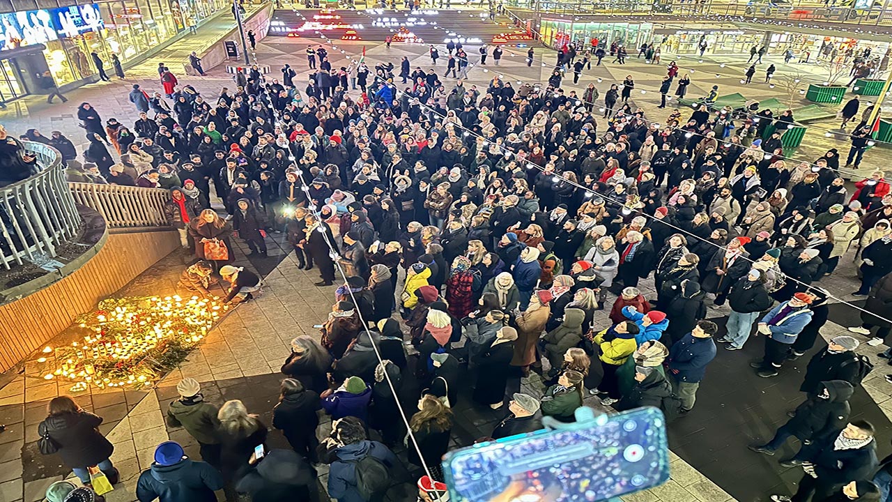 Foto - İsveç'teki okul saldırısı Stockholm'de protesto edildi! Halk sokağa çıktı