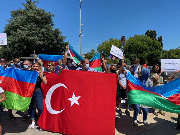 Foto - İsviçre'deki Türklerden Ermenistan'a net mesaj: Savaşmaya hazırız