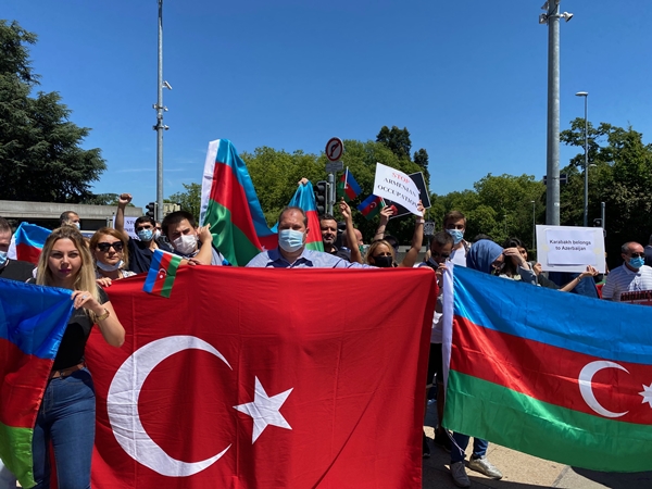 Foto - İsviçre'deki Türklerden Ermenistan'a net mesaj: Savaşmaya hazırız