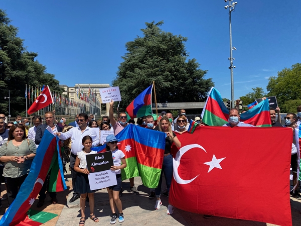 Foto - İsviçre'deki Türklerden Ermenistan'a net mesaj: Savaşmaya hazırız