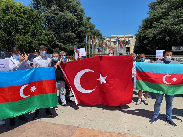 Foto - İsviçre'deki Türklerden Ermenistan'a net mesaj: Savaşmaya hazırız