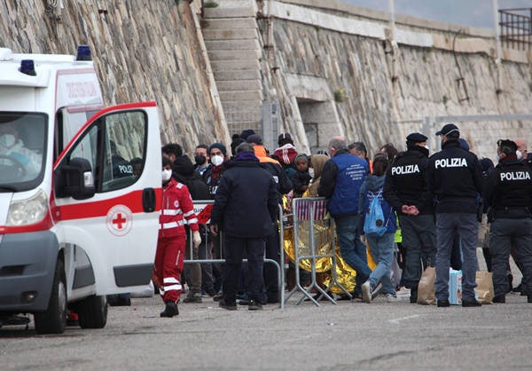 Foto - İtalya açıklarında binden fazla göçmen kurtarıldı