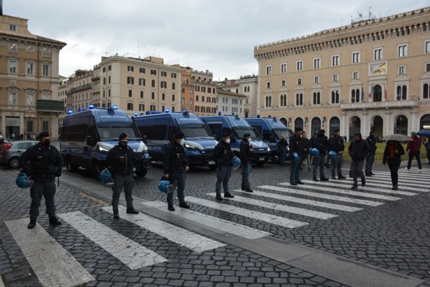 İtalya'da aşı karşıtlarından protesto!