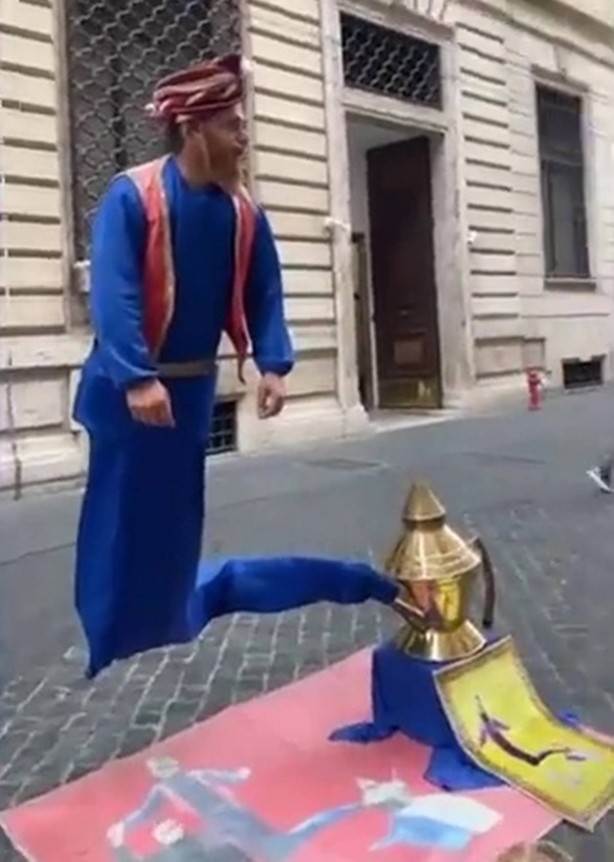 Foto - İtalya’da, sihirbaza 'Tövbe tövbe' deyince hiç beklemediği tepkiyle karşılaştı! Şaşkınlıktan küçük dilini yuttu