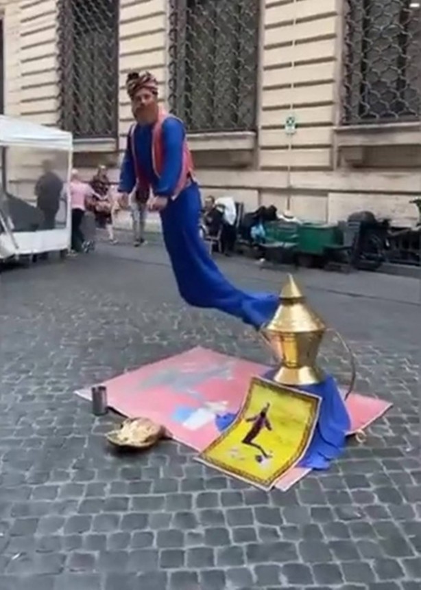 Foto - İtalya’da, sihirbaza 'Tövbe tövbe' deyince hiç beklemediği tepkiyle karşılaştı! Şaşkınlıktan küçük dilini yuttu