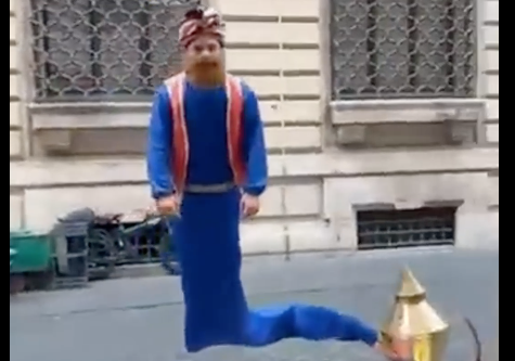 İtalya’da, sihirbaza 'Tövbe tövbe' deyince hiç beklemediği tepkiyle karşılaştı! Şaşkınlıktan küçük dilini yuttu