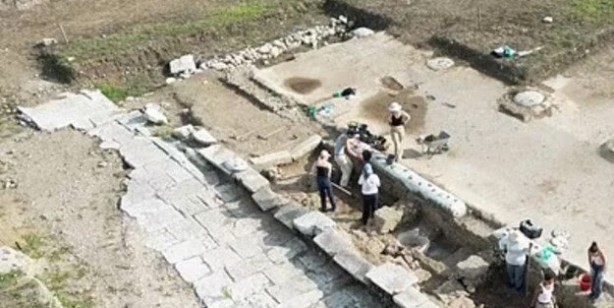 İtalya'da terk edildi! Nerdeyse toprağa dönüşüyordu: Roma kasabası bin 500 yılın ardından bulundu! Büyük keşif