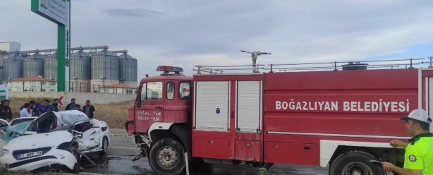 Foto - İtfaiye aracı ile otomobil birbirine girdi: Ölüler var