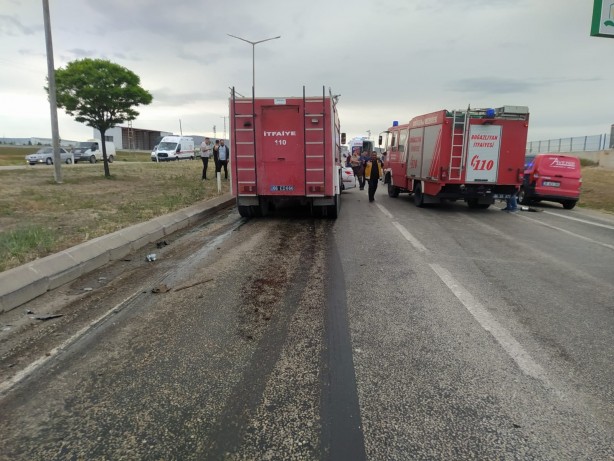 Foto - İtfaiye aracı ile otomobil birbirine girdi: Ölüler var