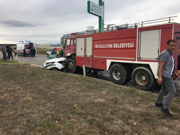 Foto - İtfaiye aracı ile otomobil birbirine girdi: Ölüler var