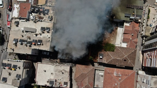 Foto - İtfaiye ekipleri ölümden döndü! O bina alev alev yandı