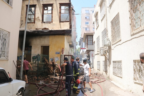 Foto - İtfaiye ekipleri ölümden döndü! O bina alev alev yandı