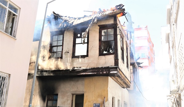 Foto - İtfaiye ekipleri ölümden döndü! O bina alev alev yandı