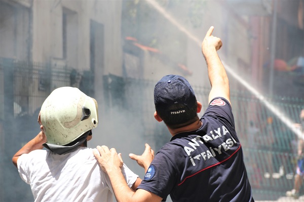 Foto - İtfaiye ekipleri ölümden döndü! O bina alev alev yandı