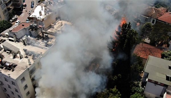 Foto - İtfaiye ekipleri ölümden döndü! O bina alev alev yandı
