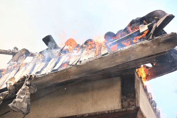 Foto - İtfaiye ekipleri ölümden döndü! O bina alev alev yandı
