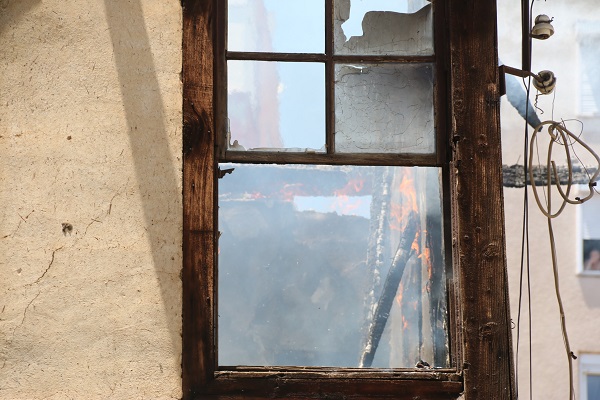 Foto - İtfaiye ekipleri ölümden döndü! O bina alev alev yandı