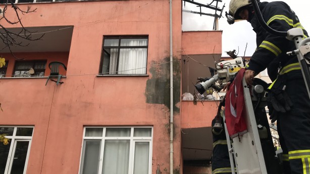Foto - İtfaiye eri yanan evde Türk bayrağını son anda kurtardı