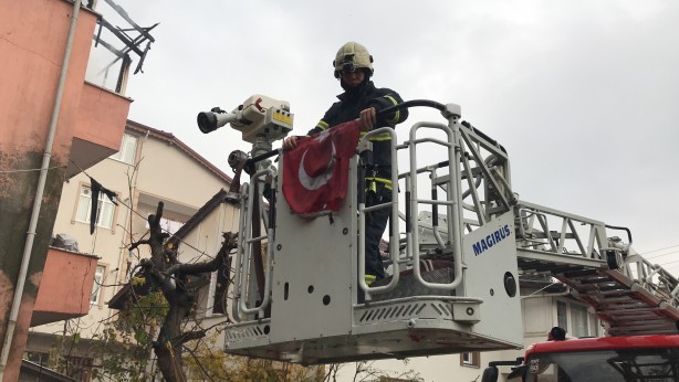 Foto - İtfaiye eri yanan evde Türk bayrağını son anda kurtardı