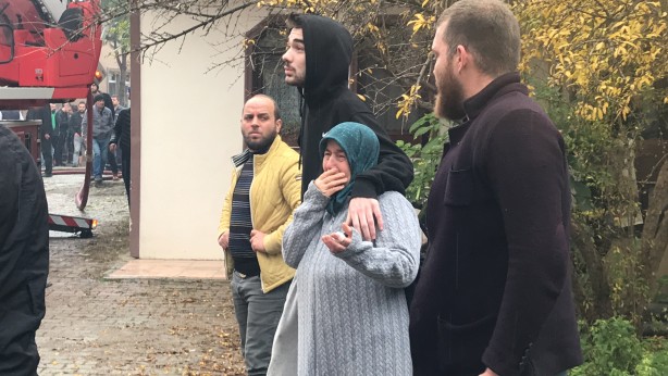 Foto - İtfaiye eri yanan evde Türk bayrağını son anda kurtardı