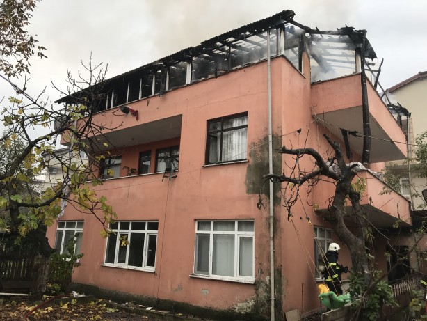 İtfaiye eri yanan evde Türk bayrağını son anda kurtardı