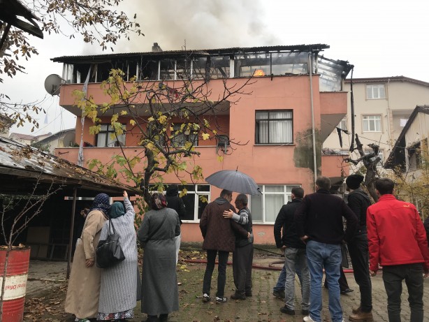 Foto - İtfaiye eri yanan evde Türk bayrağını son anda kurtardı