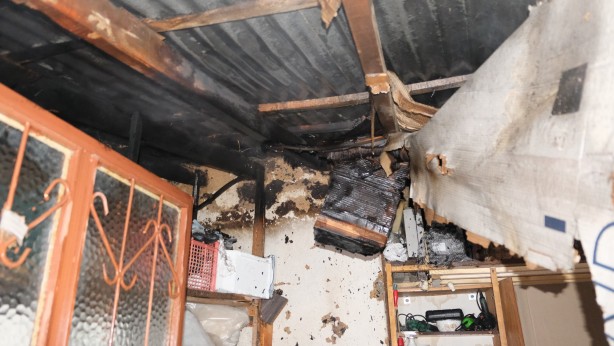 Foto - İtfaiye eri yangına elektrik kaçağına rağmen müdahale etti