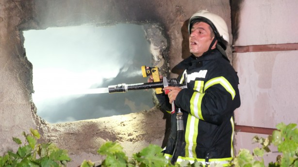 Foto - İtfaiye eri yangına elektrik kaçağına rağmen müdahale etti