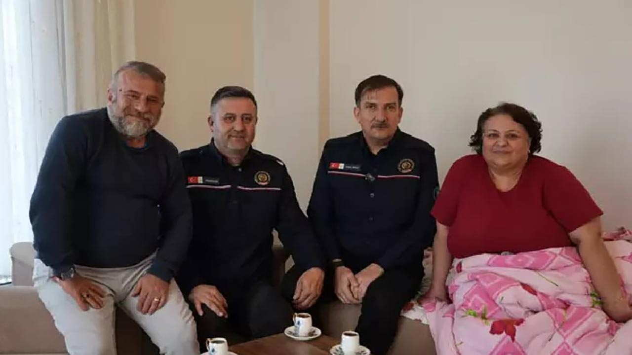 Foto - İtfaiyecilere enkazda verdiği sözü, depremin yıl dönümünde tuttu! Züleyha Beyaz kahve ikram etti