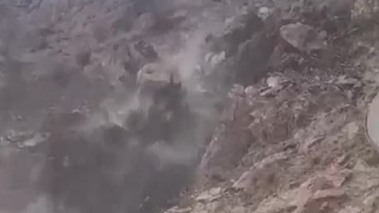 Foto - İtfaiyeden yapay heyelan operasyonu! Artvin’de tehlikeli kayalar böyle düşürülüyor