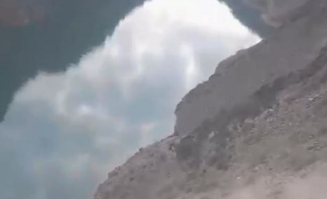 Foto - İtfaiyeden yapay heyelan operasyonu! Artvin’de tehlikeli kayalar böyle düşürülüyor