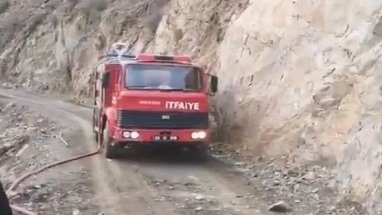 Foto - İtfaiyeden yapay heyelan operasyonu! Artvin’de tehlikeli kayalar böyle düşürülüyor