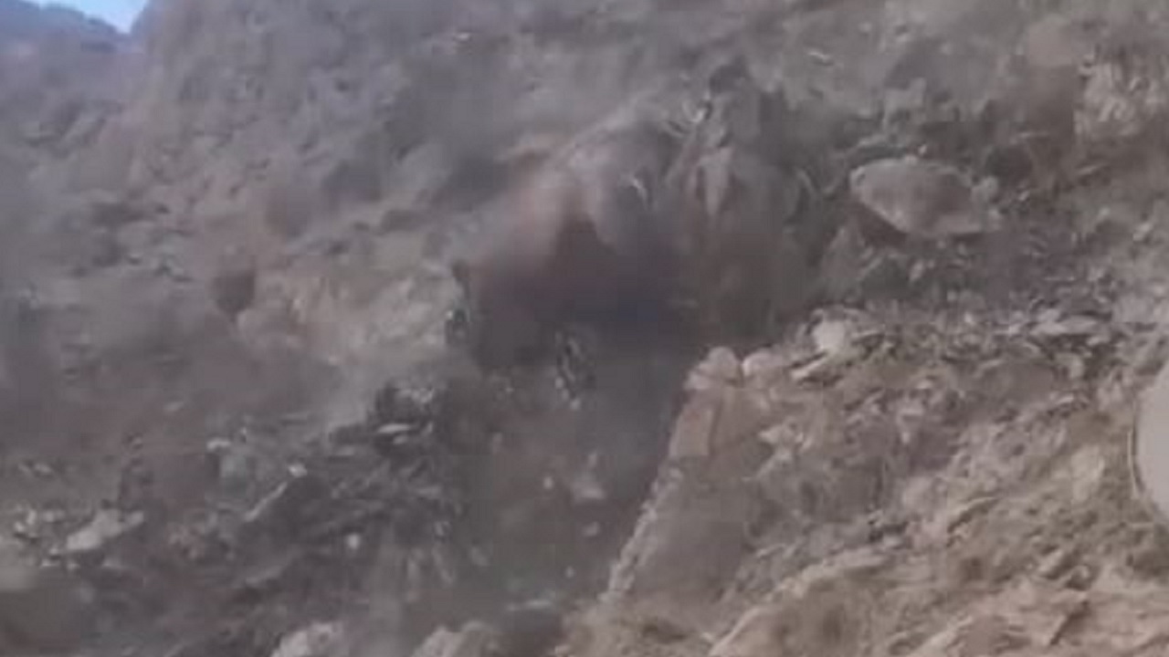 Foto - İtfaiyeden yapay heyelan operasyonu! Artvin’de tehlikeli kayalar böyle düşürülüyor