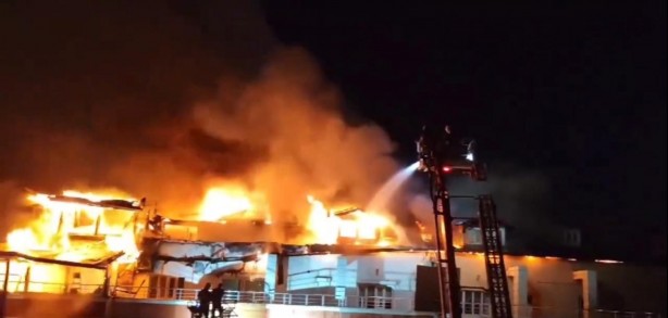 Foto - İtfaiyenin suyu bitti, evler küle döndü! Şehrin ortasında büyük rezalet