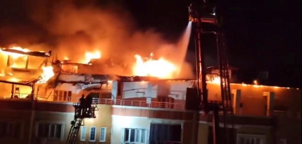 Foto - İtfaiyenin suyu bitti, evler küle döndü! Şehrin ortasında büyük rezalet