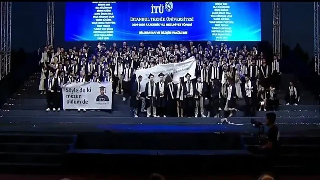 Foto - İTÜ’de mezuniyet töreninde Kur’an ayetine sansür tepkisi! Öğrencilerin pankartı engellenmeye çalışıldı