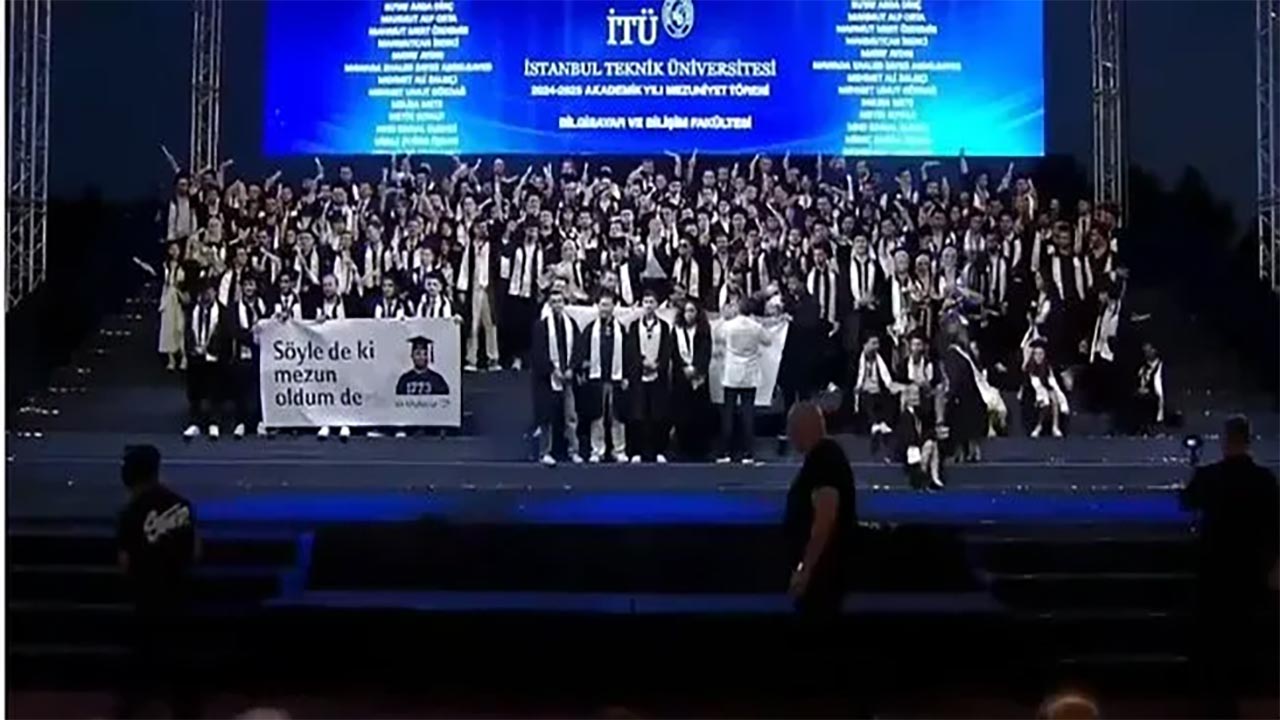 Foto - İTÜ’de mezuniyet töreninde Kur’an ayetine sansür tepkisi! Öğrencilerin pankartı engellenmeye çalışıldı