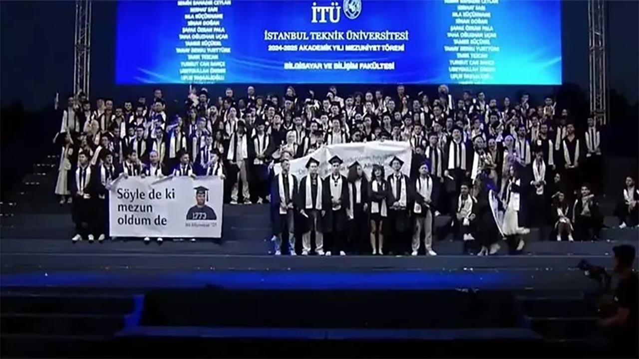 İTÜ’de mezuniyet töreninde Kur’an ayetine sansür tepkisi! Öğrencilerin pankartı engellenmeye çalışıldı