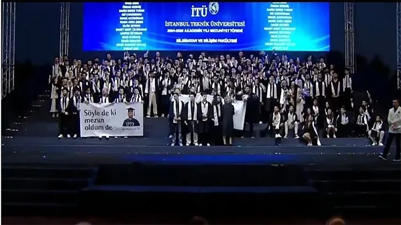 Foto - İTÜ’de mezuniyet töreninde Kur’an ayetine sansür tepkisi! Öğrencilerin pankartı engellenmeye çalışıldı
