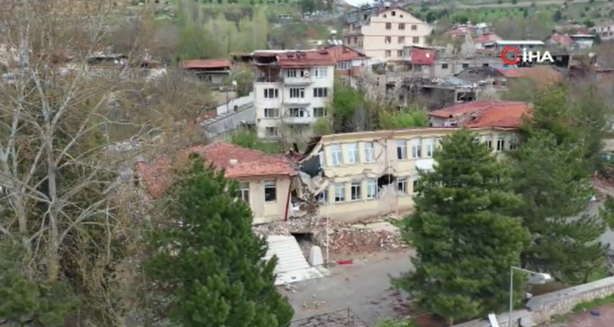 Foto - İyi fikir mi değil mi? Depremde yan yatan bina bakın ne olacak