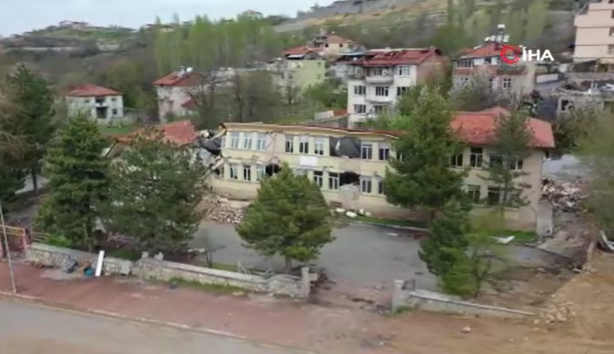 Foto - İyi fikir mi değil mi? Depremde yan yatan bina bakın ne olacak