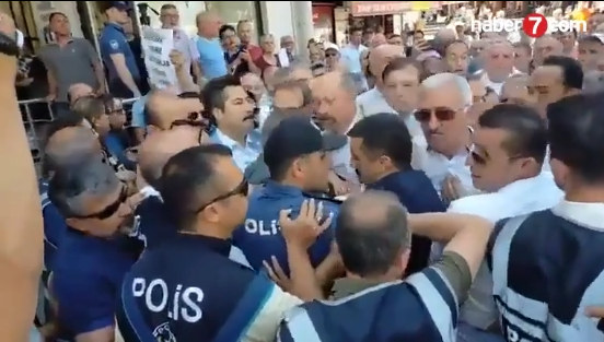 Foto - İYİ Parti'den kötü provokasyon! Polise saldırdılar! AK Parti'den çok sert tepki